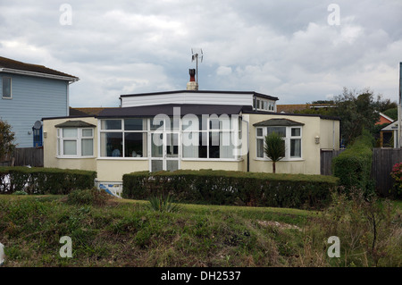 Haus am Meer erstellt aus einem ausgedienten Eisenbahnwagon in Selsey, West Sussex, UK Stockfoto