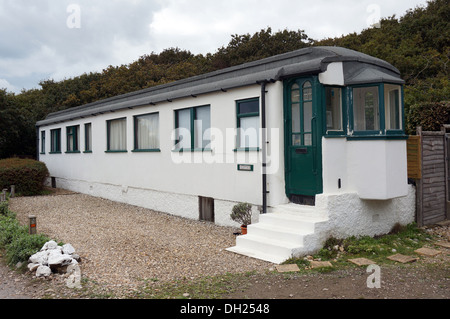 Haus am Meer erstellt aus einem ausgedienten Eisenbahnwagon in Selsey, West Sussex, UK Stockfoto