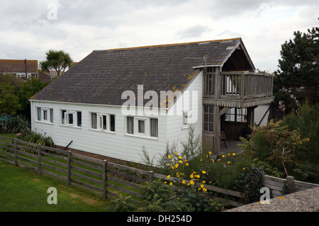 Haus am Meer erstellt aus einem ausgedienten Eisenbahnwagon in Selsey, West Sussex, UK Stockfoto