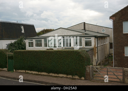 Haus am Meer erstellt aus einem ausgedienten Eisenbahnwagon in Selsey, West Sussex, UK Stockfoto