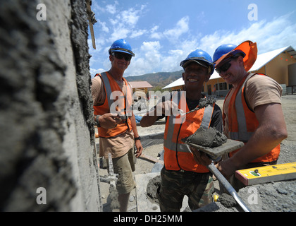 METINARO, Timor-Leste – (25. Oktober 2013) Timor-Leste Defense Force (F-FDTL) Sgt. Ray Acosta, Center, Aktien Stuck-Geheimnisse mit R Stockfoto