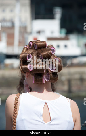 Teenage Girl Lockenwickler im Haar-Mode-Trend Hinterkopf Stockfoto