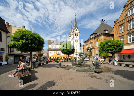 Marktplatz, katholische Pfarrei St. Severikirche und Rathaus, Boppard, Rhein-Hunsrueck-Kreis Bezirk, Rheinland-Pfalz Stockfoto