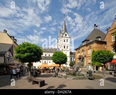 Marktplatz, katholische Pfarrei St. Severikirche und Rathaus, Boppard, Rhein-Hunsrueck-Kreis Bezirk, Rheinland-Pfalz Stockfoto