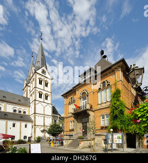 Marktplatz, katholische Pfarrei St. Severikirche und Rathaus, Boppard, Rhein-Hunsrueck-Kreis Bezirk, Rheinland-Pfalz Stockfoto