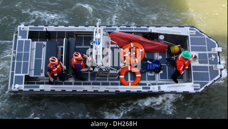 USCG Cutter Stockrose Besatzungsmitglieder betreiben die Stockrose Hilfsmittel zur Navigation Boot in den Cutter Schatten folgt ein Mann über Bord zu bohren, 14. Oktober 2013. Stockrosen Crew lief insgesamt 55 Übungen während ihres Transits von höchstens vier Monaten Trockendock in Stockfoto