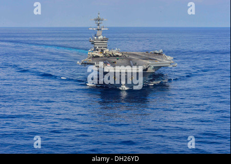 Flugzeugträger USS Theodore Roosevelt (CVN-71)-Transite des Atlantischen Ozeans. Theodore Roosevelt führt im Gange Träger Stockfoto