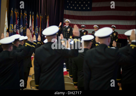 Chief of Naval Operations (CNO) ADM Jonathan Greenert verwaltet den Amtseid auf 85 Offizier Kandidaten während der Offizier Stockfoto