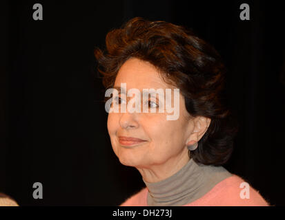 Prag, Tschechische Republik. 29. Oktober 2013.  Chilenischer Lyriker Pía Figueroa besucht eine Präsentation ihres Buches "Silo, el Maestro de Nuestro Tiempo" im Teatro Kampa am 29. Oktober 2013 in Prag, Tschechien. Bildnachweis: Radek Detinsky/Alamy Live-Nachrichten Stockfoto