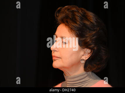 Prag, Tschechische Republik. 29. Oktober 2013.  Chilenischer Lyriker Pía Figueroa besucht eine Präsentation ihres Buches "Silo, el Maestro de Nuestro Tiempo" im Teatro Kampa am 29. Oktober 2013 in Prag, Tschechien. Bildnachweis: Radek Detinsky/Alamy Live-Nachrichten Stockfoto