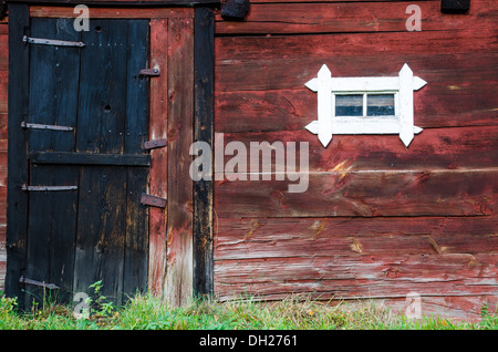 Verwitterte alte hölzerne Scheune Wand. Stockfoto
