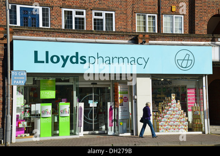 Lloyds Pharmacy, Autobahn, Station Road, Beaconsfield, Buckinghamshire, England, Vereinigtes Königreich Stockfoto