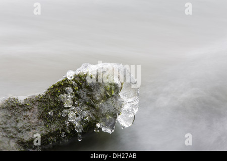 Eis auf einem Felsen Stockfoto