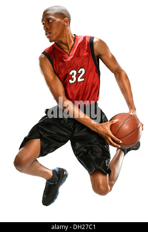 US-amerikanischer Basketballspieler dunking Kugel isoliert auf weißem Hintergrund Stockfoto