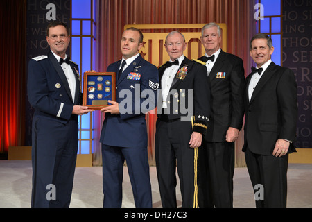 New York Air National Guard Staff Sgt Christopher Petersen (zweiter von links) erhält eine Plakette erkennen ihn als den USO N Stockfoto