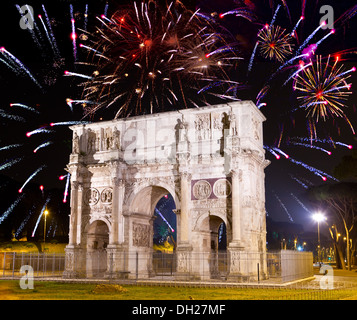 Festlichen Feuerwerk über dem Triumphbogen. Stockfoto