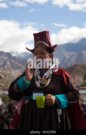 Ladakhi-Frau in traditioneller Kleidung inmitten der Massen als s. H. der Dalai Lama leitet Lehren auf 2013 Kalachakra Ladakh, Indien Stockfoto