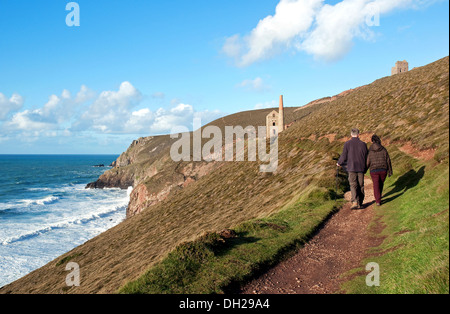 Menschen zu Fuß entlang der South West Coast Path bei Kapelle Portn in der Nähe von Extrameldung in Cornwall, Großbritannien Stockfoto