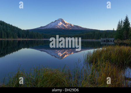 Mount Hood steigt über Trillium See an einem ruhigen Morgen. Stockfoto