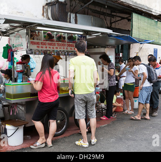 Menschen Schlange, um Chendul auf Penang Road berühmte Teochew Chendul Stall, George Town, Penang, Malaysia kaufen Stockfoto