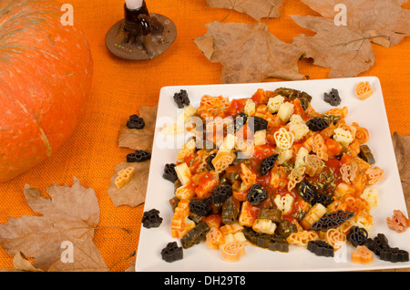 Halloween im Zusammenhang mit Designs in einem Teller Pasta, kid Halloween Party Essen Stockfoto