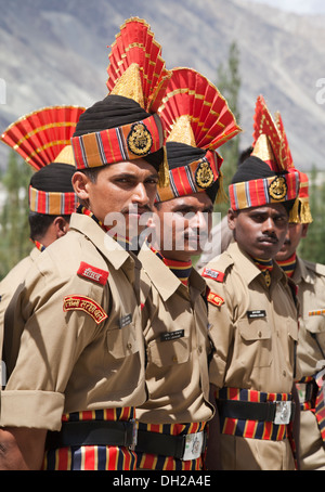 Mitglieder des Indiens Border Security Force in Galauniform, die Teilnahme an der Gedenkfeier am Panamik Ladakh. Stockfoto