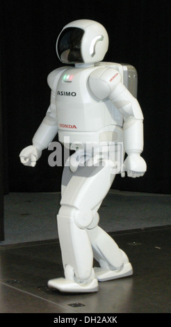 Der Honda ASIMO 2005 ist ein humanoider Roboter, der von Honda entwickelt wurde und für seine fortschrittliche Mobilität und sein menschliches Aussehen bekannt ist. ASIMO kann gehen, laufen, Treppen erklimmen und mit Menschen interagieren und dabei bedeutende Fortschritte in der Robotik zeigen. Diese spezielle Version war eines der früheren Modelle, das die Fähigkeiten von ASIMO in Technologie und Design demonstrierte. Stockfoto