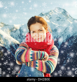 Attraktives Mädchen in verschneiten Alpen Stockfoto