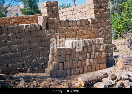 Lehmziegeln trocknen in der Sonne auf einer ländlichen Siedlung in den peruanischen Anden, Südamerika. Stockfoto