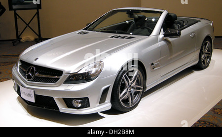 Der Mercedes-Benz R230 SL65 AMG 2008 ist ein luxuriöser Sportwagen, der für seine Leistung und Eleganz bekannt ist. Dieses Modell ist mit einem V12-Motor ausgestattet und verfügt über fortschrittliche Fahrzeugtechnologie. Stockfoto