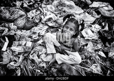 Armen indischen niedriger Kaste Mädchen sitzen in einer Müllhalde. Andhra Pradesh, Indien. Monochrom Stockfoto