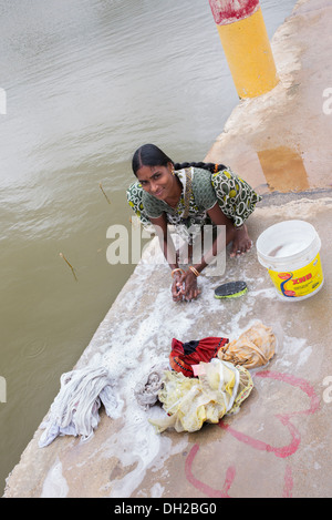 Indische Frau Wäsche von hand neben einem Fluss. Andhra Pradesh, Indien Stockfoto