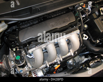Der Honda L15A i-VTEC-Motor ist ein Vierzylindermotor mit fortschrittlicher variabler Ventilsteuerung, der für eine Reihe von Honda Fahrzeugen eine verbesserte Kraftstoffeffizienz und Leistung bietet. Stockfoto