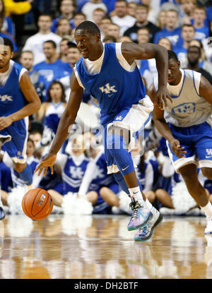 Lexington, KENTUCKY, USA. 29. Oktober 2013. Kentucky Wildcats vorwärts Julius Randle (30) begann die Pause während der University of Kentucky blauweiß Angriffslinie auf Dienstag, 29. Oktober 2013 in Lexington, Kentucky Fotos von Mark Cornelison | Personal © Lexington Herald-Leader/ZUMAPRESS.com/Alamy Live-Nachrichten Stockfoto