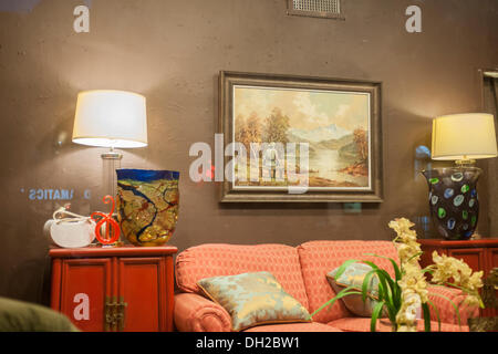 NY, NY, USA. 29. Oktober 2013. Banksy Fans strömen, Housing Works Thrift Shop im Stadtteil Gramercy Park von New York auf Dienstag, 29. Oktober 2013 "Die Banalität der Banalität des Bösen" sehen die neunundzwanzigsten Rate von Banksy-Graffiti-Kunst. Das Kunstwerk ist ein Secondhand Shop Malerei eine pastorale Szene mit einer Nazi-Figur bemalt und dann wieder an den Secondhand-Laden gespendet. © Richard Levine/Alamy Live-Nachrichten Stockfoto