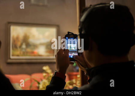 NY, NY, USA. 29. Oktober 2013. Banksy Fans strömen, Housing Works Thrift Shop im Stadtteil Gramercy Park von New York auf Dienstag, 29. Oktober 2013 "Die Banalität der Banalität des Bösen" sehen die neunundzwanzigsten Rate von Banksy-Graffiti-Kunst. Das Kunstwerk ist ein Secondhand Shop Malerei eine pastorale Szene mit einer Nazi-Figur bemalt und dann wieder an den Secondhand-Laden gespendet. © Richard Levine/Alamy Live-Nachrichten Stockfoto