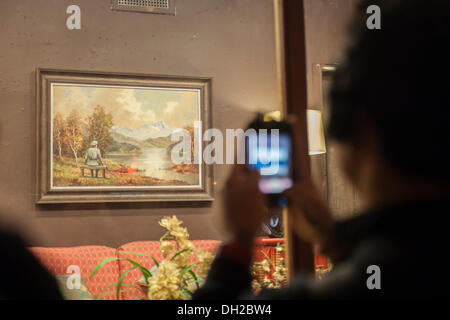 NY, NY, USA. 29. Oktober 2013. Banksy Fans strömen, Housing Works Thrift Shop im Stadtteil Gramercy Park von New York auf Dienstag, 29. Oktober 2013 "Die Banalität der Banalität des Bösen" sehen die neunundzwanzigsten Rate von Banksy-Graffiti-Kunst. Das Kunstwerk ist ein Secondhand Shop Malerei eine pastorale Szene mit einer Nazi-Figur bemalt und dann wieder an den Secondhand-Laden gespendet. © Richard Levine/Alamy Live-Nachrichten Stockfoto