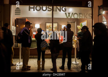 NY, NY, USA. 29. Oktober 2013. Banksy Fans strömen, Housing Works Thrift Shop im Stadtteil Gramercy Park von New York auf Dienstag, 29. Oktober 2013 "Die Banalität der Banalität des Bösen" sehen die neunundzwanzigsten Rate von Banksy-Graffiti-Kunst. Das Kunstwerk ist ein Secondhand Shop Malerei eine pastorale Szene mit einer Nazi-Figur bemalt und dann wieder an den Secondhand-Laden gespendet. © Richard Levine/Alamy Live-Nachrichten Stockfoto