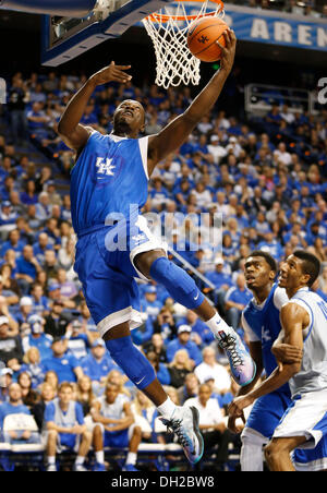 Lexington, KENTUCKY, USA. 29. Oktober 2013. Kentucky Wildcats vorwärts Julius Randle (30) ging Grundlinie für einen Korb während der University of Kentucky blauweiß Angriffslinie auf Dienstag, 29. Oktober 2013 in Lexington, Kentucky Fotos von Mark Cornelison | Personal © Lexington Herald-Leader/ZUMAPRESS.com/Alamy Live-Nachrichten Stockfoto