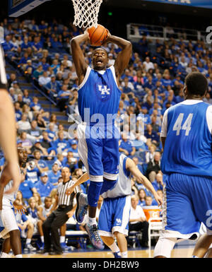 Lexington, KENTUCKY, USA. 29. Oktober 2013. Kentucky Wildcats vorwärts Julius Randle (30) ging für einen Dunk an der University of Kentucky blauweiß Scrimmage auf Dienstag, 29. Oktober 2013 in Lexington, Kentucky Fotos von Mark Cornelison | Personal © Lexington Herald-Leader/ZUMAPRESS.com/Alamy Live-Nachrichten Stockfoto