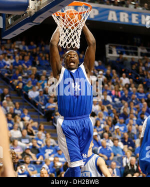 Lexington, KENTUCKY, USA. 29. Oktober 2013. Kentucky Wildcats vorwärts Julius Randle (30) ging für einen Dunk an der University of Kentucky blauweiß Scrimmage auf Dienstag, 29. Oktober 2013 in Lexington, Kentucky Fotos von Mark Cornelison | Personal © Lexington Herald-Leader/ZUMAPRESS.com/Alamy Live-Nachrichten Stockfoto