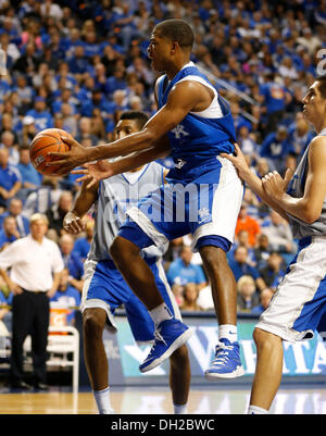 Lexington, KENTUCKY, USA. 29. Oktober 2013. Kentucky Wildcats bewachen Aaron Harrison (2) aufgetischt aus auf der Spur während der University of Kentucky blauweiß Angriffslinie auf Dienstag, 29. Oktober 2013 in Lexington, Kentucky Fotos von Mark Cornelison | Personal © Lexington Herald-Leader/ZUMAPRESS.com/Alamy Live-Nachrichten Stockfoto