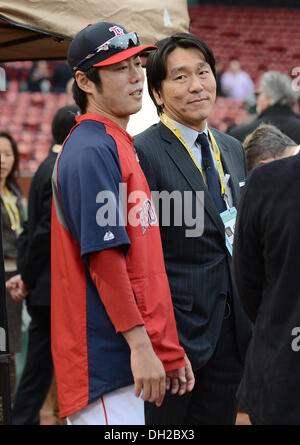 Boston, Massachusetts, USA. 23. Oktober 2013. (L-R) Koji Uehara (Red Sox), Hideki Matsui MLB: Koji Uehara der Boston Red Sox spricht mit dem ehemaligen Hauptliga-Baseball Spieler Hideki Matsui vor Spiel 1 der 2013 Major League Baseball World Series gegen die St. Louis Cardinals im Fenway Park in Boston, Massachusetts, USA. © AFLO/Alamy Live-Nachrichten Stockfoto