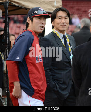 Boston, Massachusetts, USA. 23. Oktober 2013. (L-R) Koji Uehara (Red Sox), Hideki Matsui MLB: Koji Uehara der Boston Red Sox spricht mit dem ehemaligen Hauptliga-Baseball Spieler Hideki Matsui vor Spiel 1 der 2013 Major League Baseball World Series gegen die St. Louis Cardinals im Fenway Park in Boston, Massachusetts, USA. © AFLO/Alamy Live-Nachrichten Stockfoto