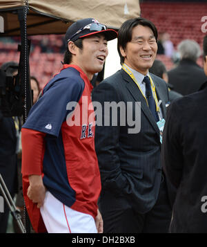 Boston, Massachusetts, USA. 23. Oktober 2013. (L-R) Koji Uehara (Red Sox), Hideki Matsui MLB: Koji Uehara der Boston Red Sox spricht mit dem ehemaligen Hauptliga-Baseball Spieler Hideki Matsui vor Spiel 1 der 2013 Major League Baseball World Series gegen die St. Louis Cardinals im Fenway Park in Boston, Massachusetts, USA. © AFLO/Alamy Live-Nachrichten Stockfoto