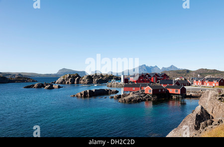 Rote Fischer Häuser, genannt Rorbuer, Ferienort in Mortsund mit Aquakultur Fischzucht, Mortsund, Lofoten, Nordland Stockfoto