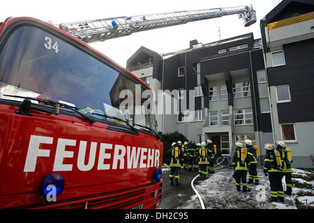 Feuerwehrmann-Operation, nach einem Hausbrand in Linz, Rheinland-Pfalz Stockfoto