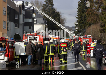 Feuerwehrmann-Operation, nach einem Hausbrand in Linz, Rheinland-Pfalz Stockfoto