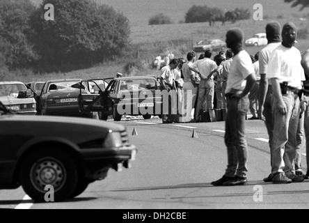 Nach einer Geiselnahme in Gladbeck versucht eine speziellen Polizeitruppe die Entführer mit Waffengewalt, während das überwältigen Stockfoto