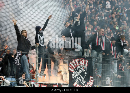 Fans des Fußballvereins Eintracht haben Rauchbomben, Bundesliga-Fußball-Liga 8 angezündet. Spieltag 1. FC Kaiserslautern- Stockfoto